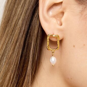 SOPHIA PEARL STUD EARRINGS
