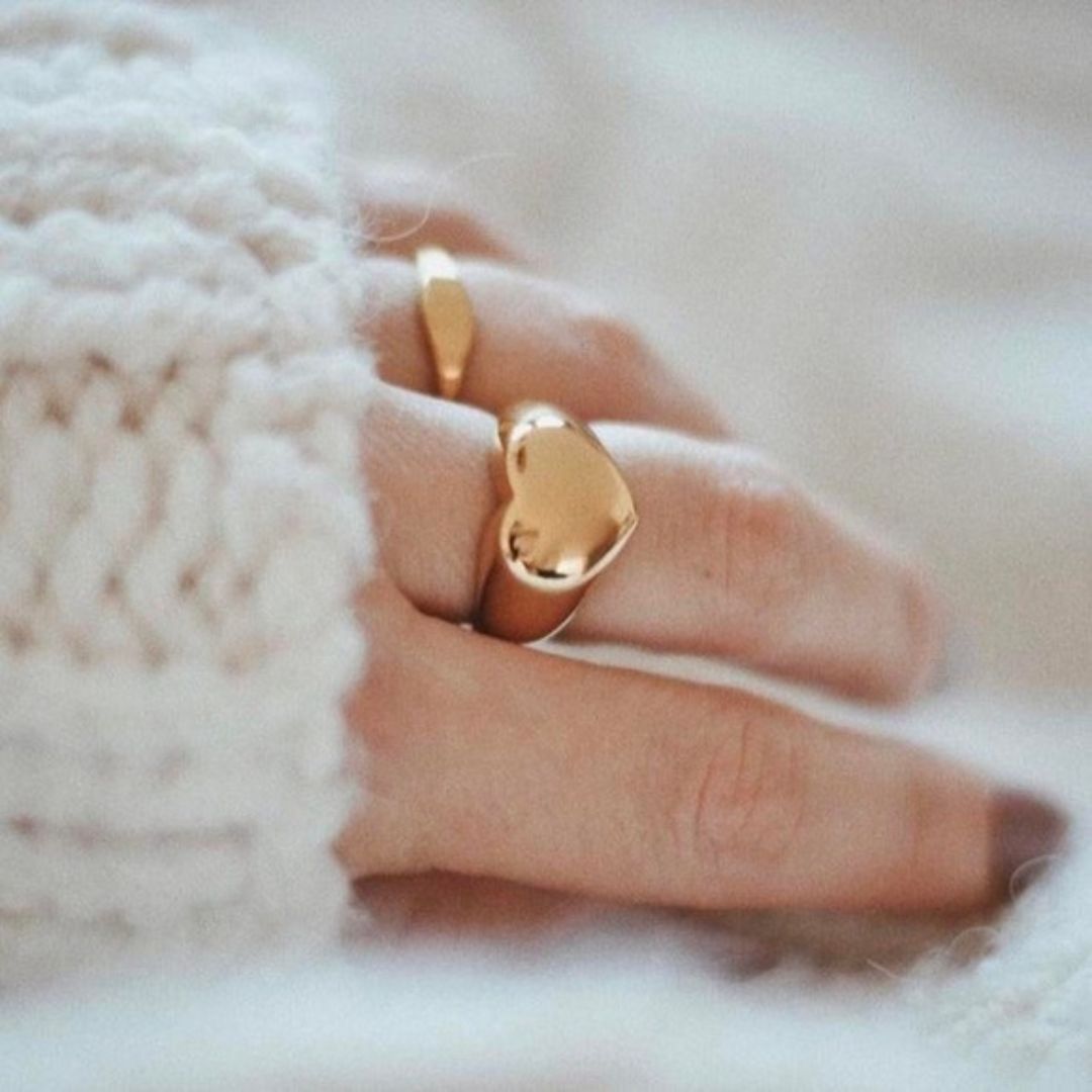 GOLDEN HEART SIGNET RING