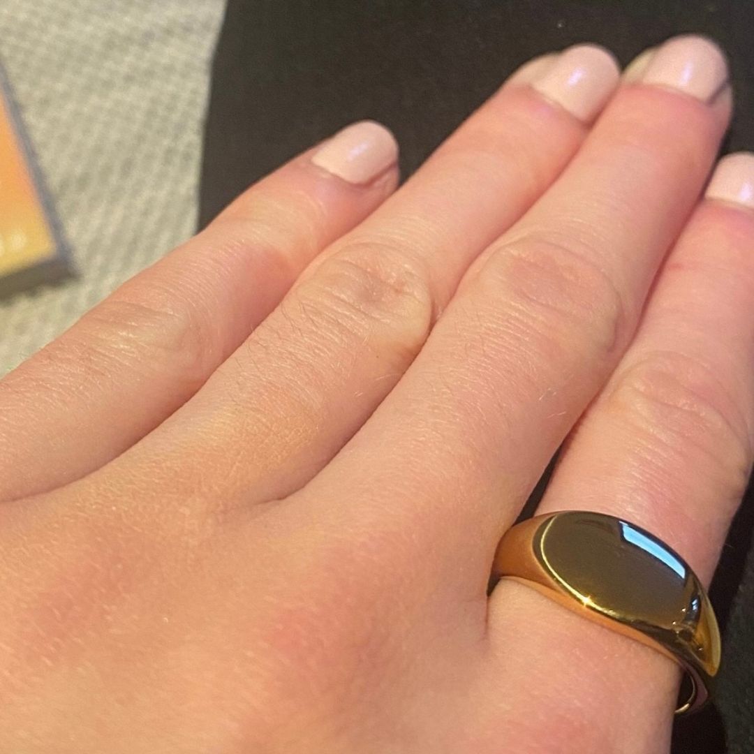 GOLDEN OVAL SIGNET RING