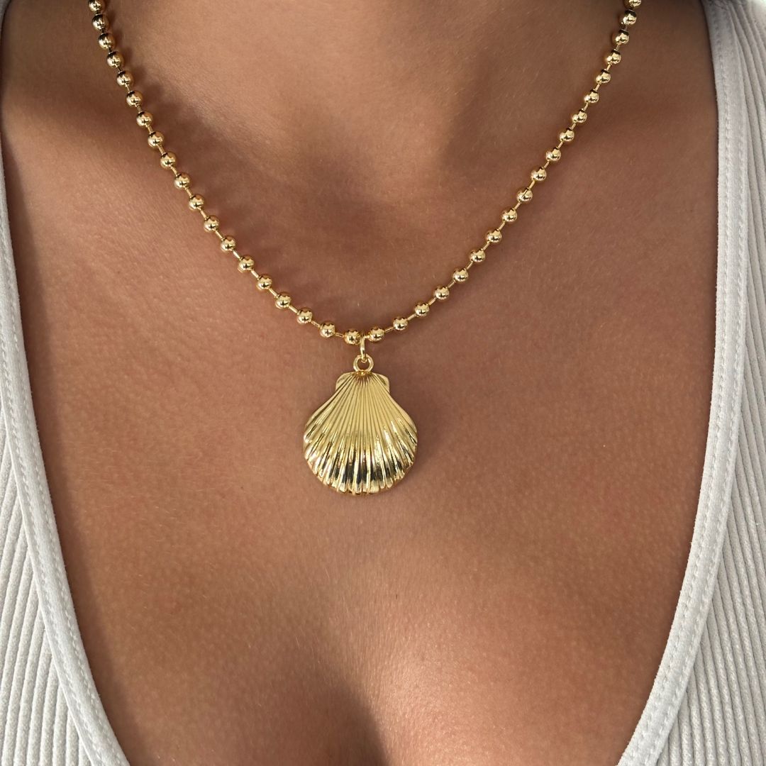 GOLDEN SEASHELL NECKLACE