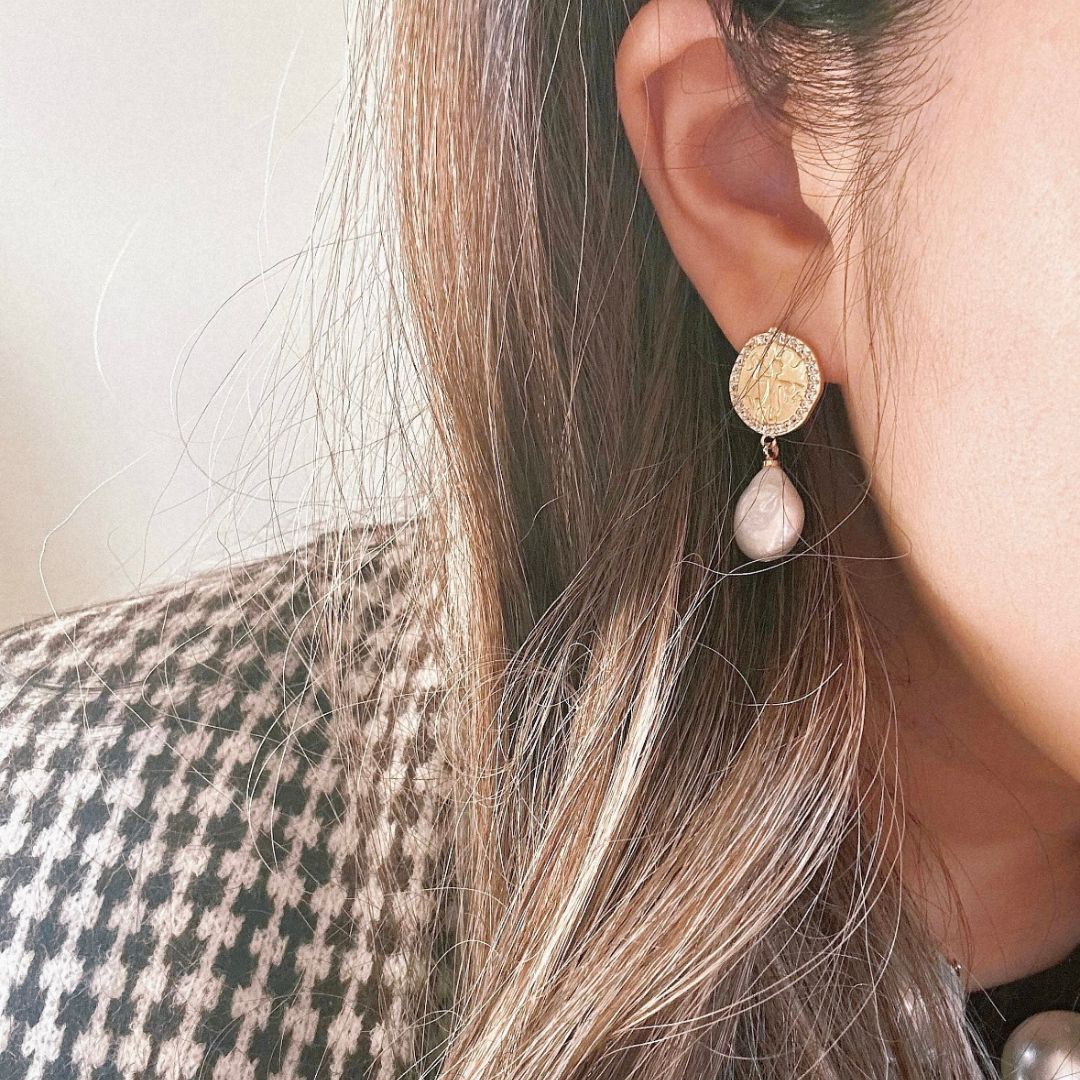 BAROQUE PEARL COIN EARRINGS - Metales & Co