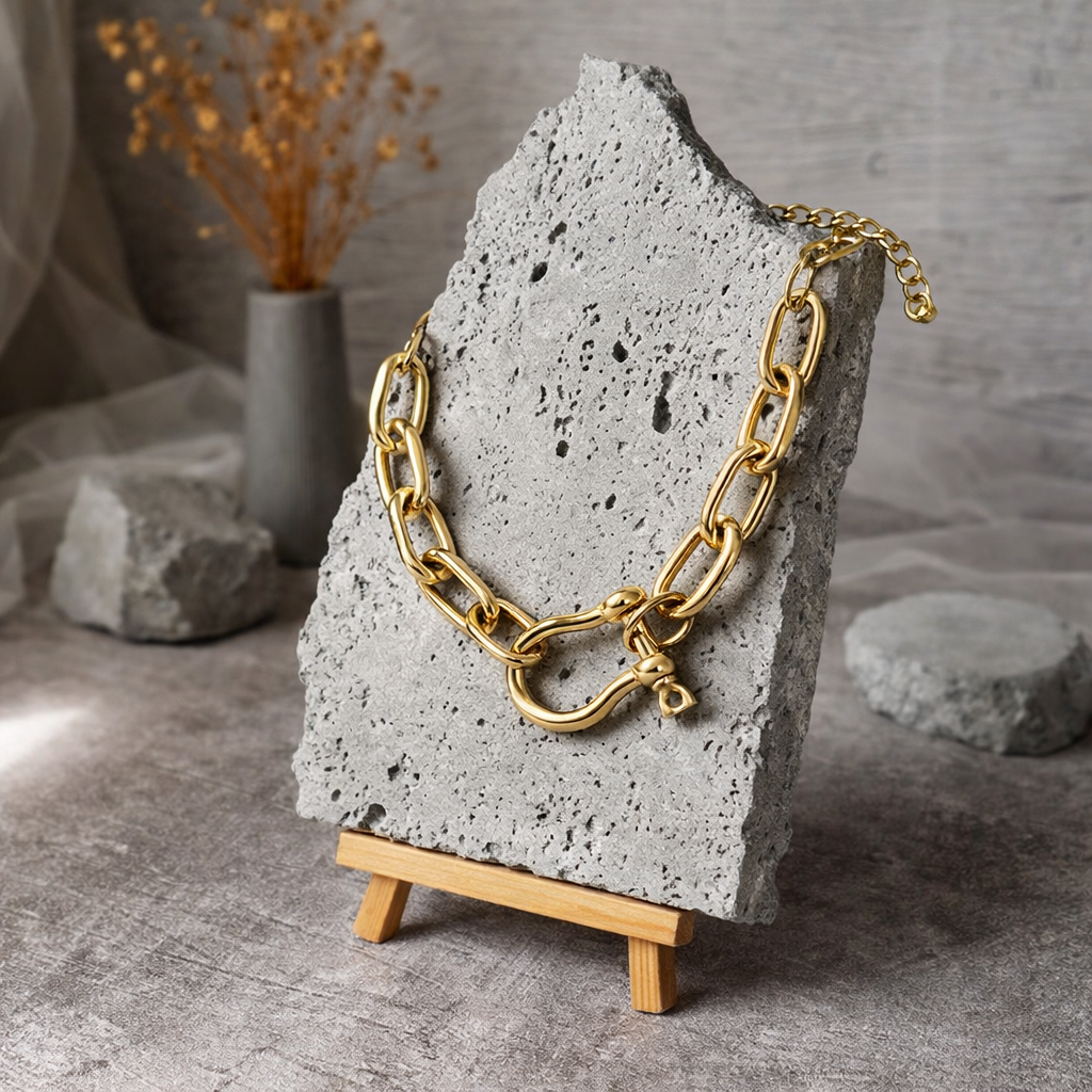 GOLDEN HORSESHOE BANGLE